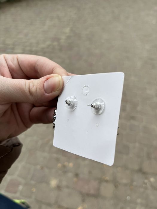 Продам сережки-гвоздики.Бижутерия.