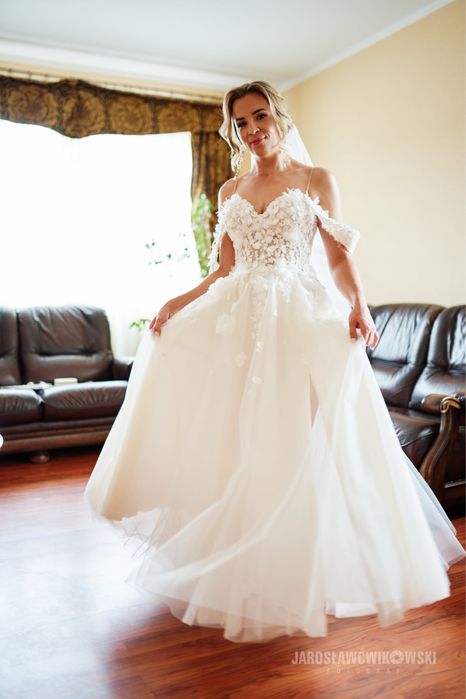 Suknia ślubna z kwiatami 3D