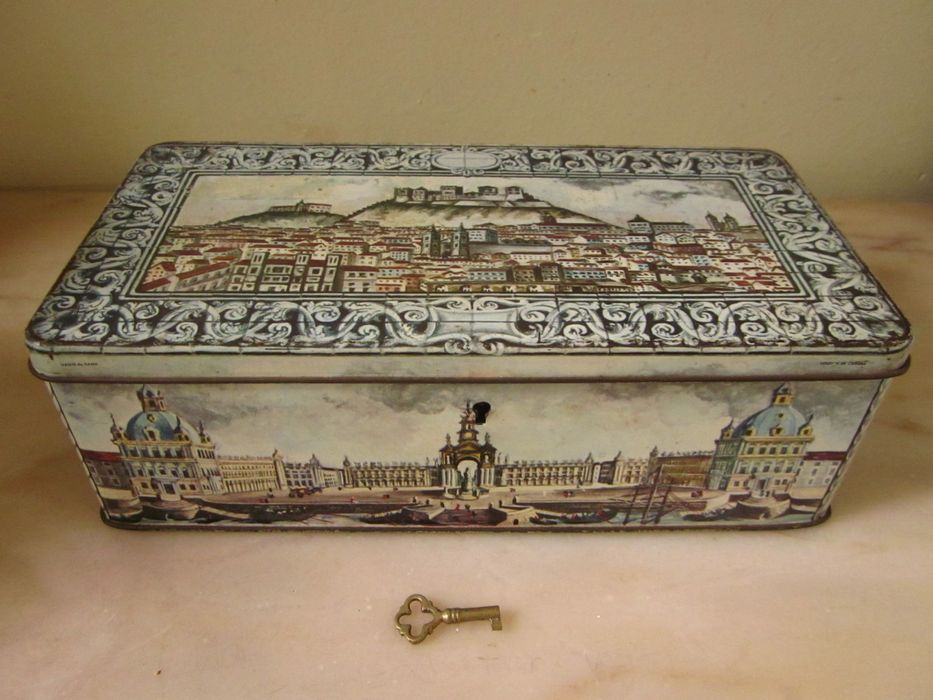 Caixa de bolachas Nacional com chave