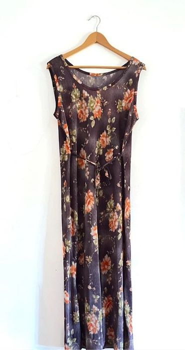 Vestido Florido - Fundo Lilás Escuro, Tecido Leve e Esticável