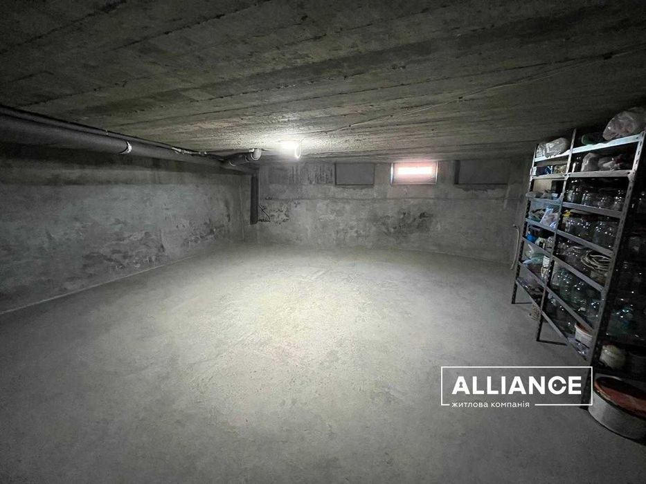 Будинок з ремонтом, р-н Крихівці. Велика ділянка з 2 гаражами.