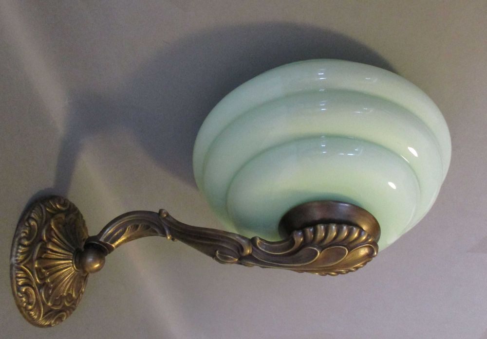 Trzy mosiężne kinkiety (Para kinkietów plus jeden = komplet).