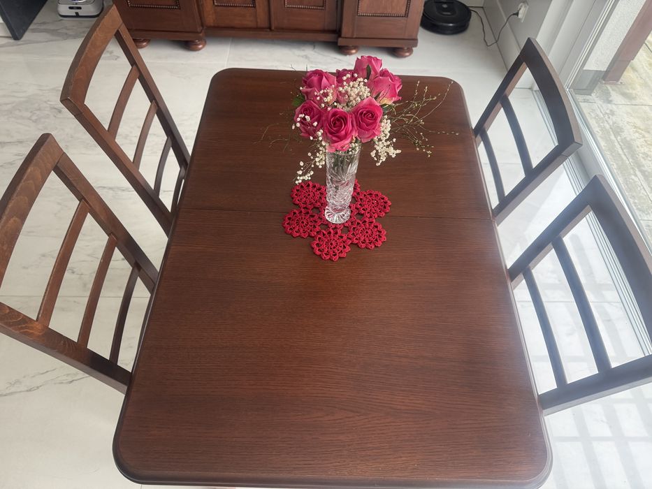 Stół drewniany z 4 krzesłami