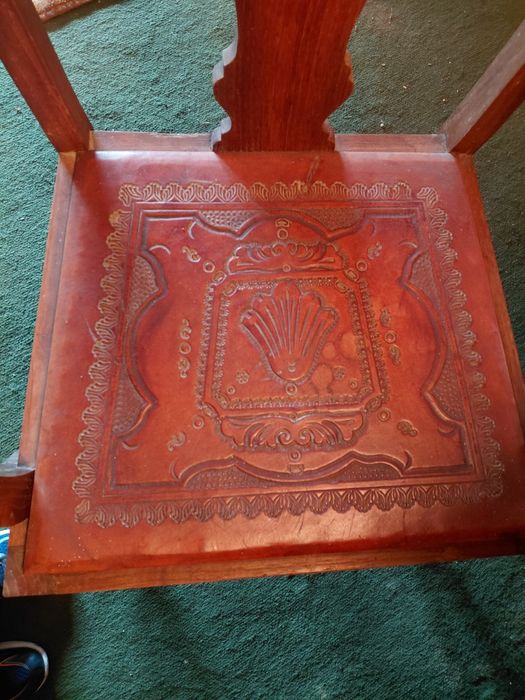 Conjunto sala madeira maciça. Dois  aparadores, mesa e cadeiras