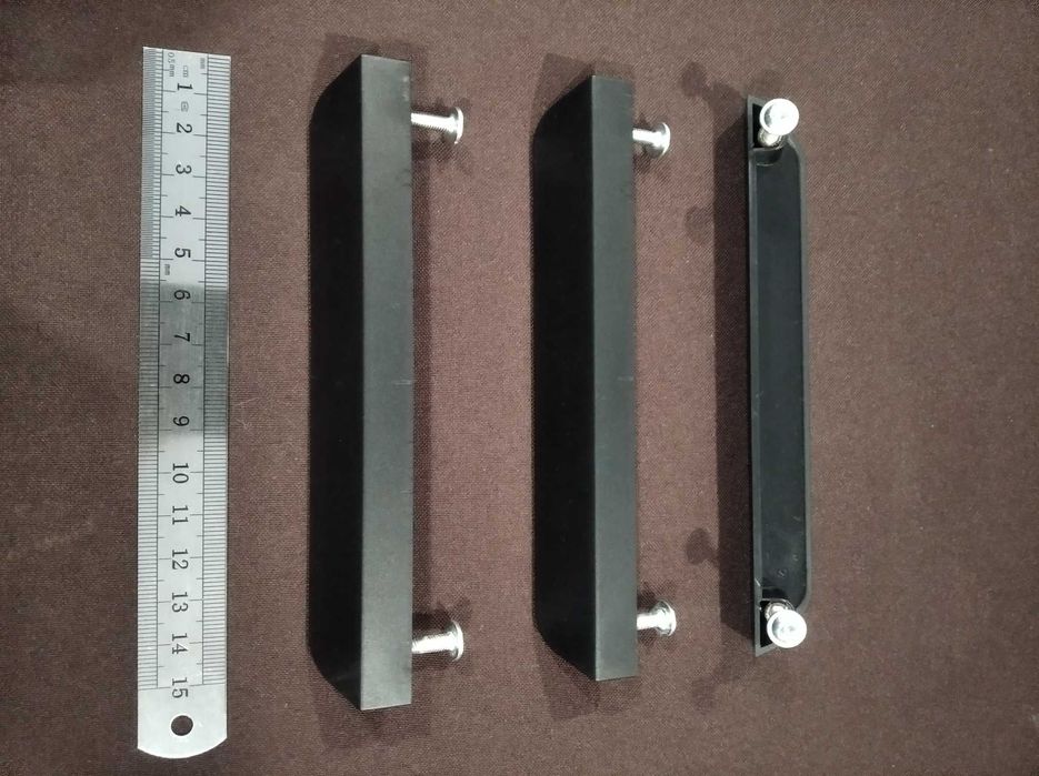 Diversos puxadores para móveis, em metal ou plástico, cinza ou preto