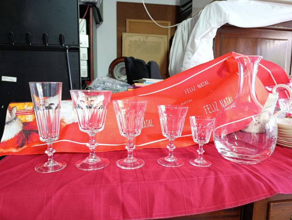 Copos de vinho com pituras
