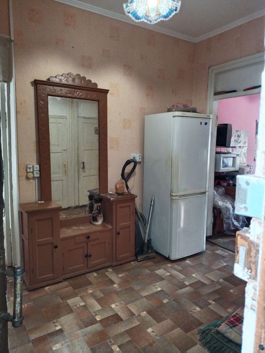 Продам 2х комнатную квартиру.Сталинка 2 эт.