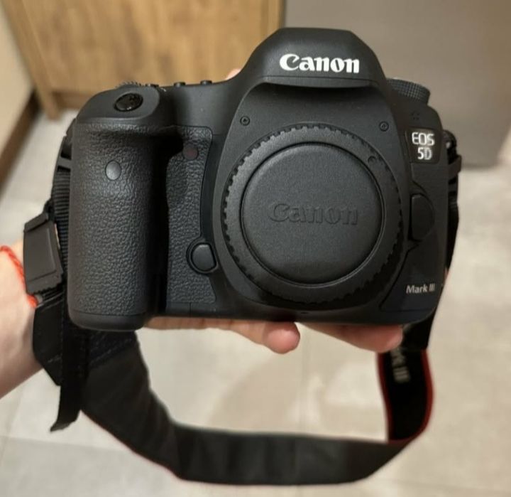 Canon EOS 5D Mark III 5126 klatek + obiektyw + dodatki stan idealny.