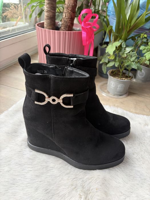 Czarne botki na koturnie jak nowe - gwarancja