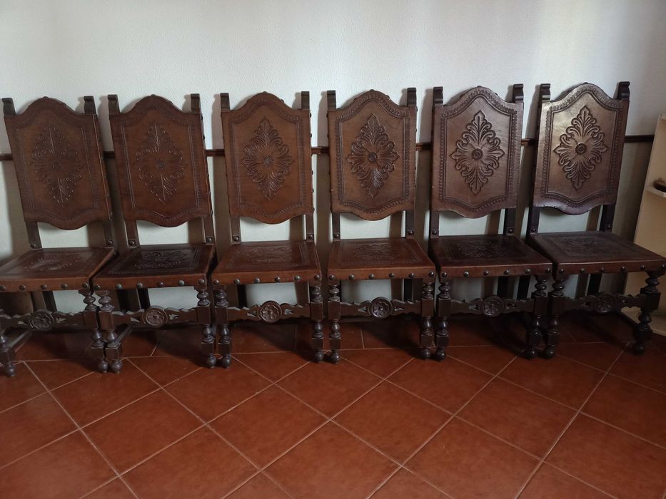 Cadeiras rusticas - madeira e cabedal gravado
