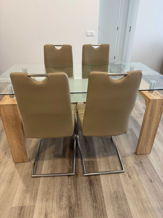 Mesa com tampo de vidro + 4 cadeiras