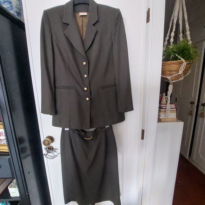 Fato de senhora  em tom de verde azeitona