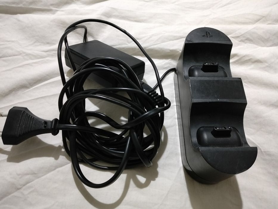 Consola PlayStation 4 + 2 Comandos (1 Transparente Nacon) + Base de Carga Dupla Oficial