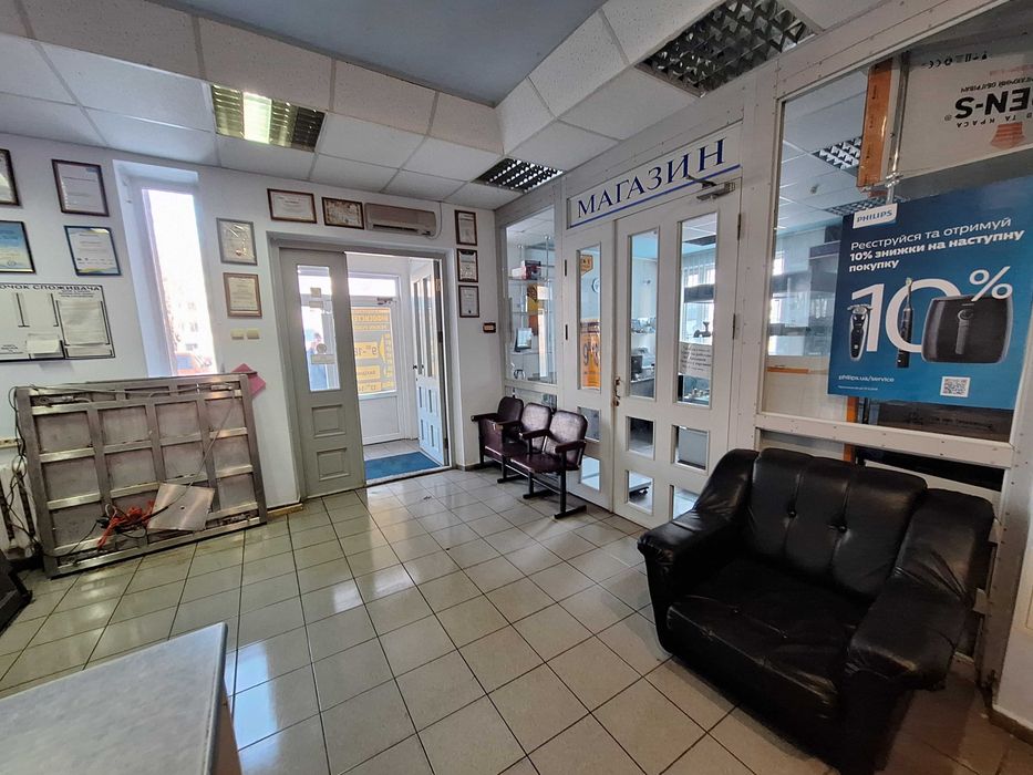 Продам комерційне приміщення 557,4 кв.м, фасад, 1 поверх, окремий вхід