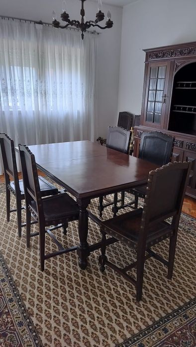Mesa, 8 cadeiras e móvel cristaleira antigos