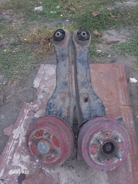 Mitsubishi Lancer ступиця в зборіз ричагом права і ліва вробочому стан