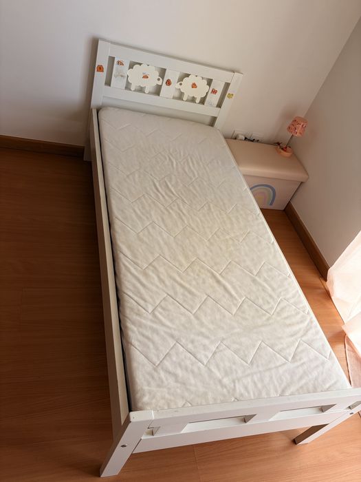 Cama Kriter Ikea com estrado e colchao e barra de seguranca
