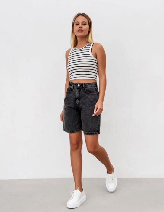 Шорти на високій посадці з щільного джинса. Прямий базовий фасон, який