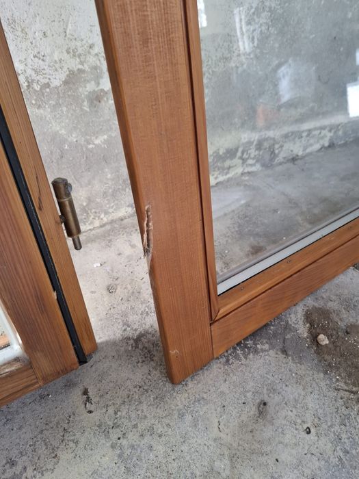 Okna drewniane bez ram.