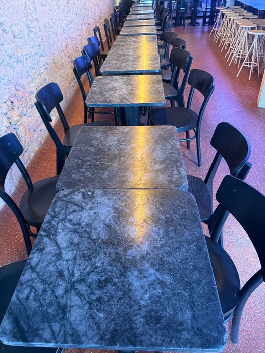 17 mesas marmore preto 28 cadeiras madera e 12 bancos madeira