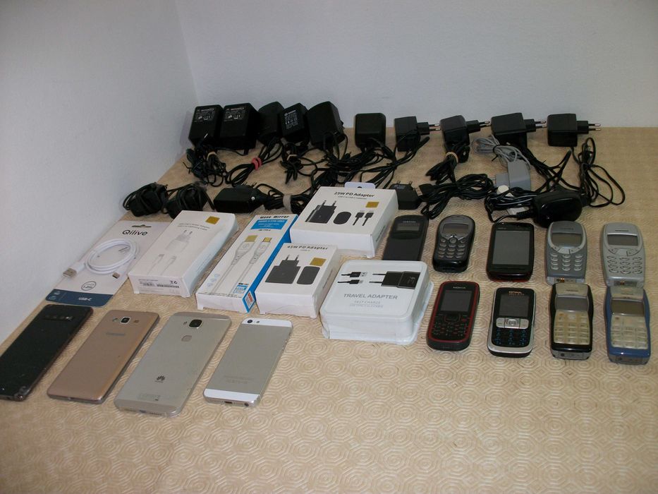Conjunto 13 Telemóveis Peças + 16 Carregadores, adaptadores e cabos