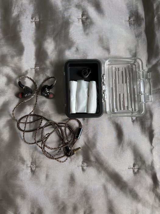 Продам навушники Fiio FH1S