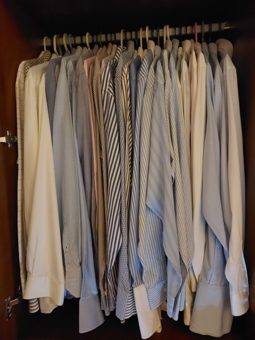 Diversas camisas, novas e smi-novas