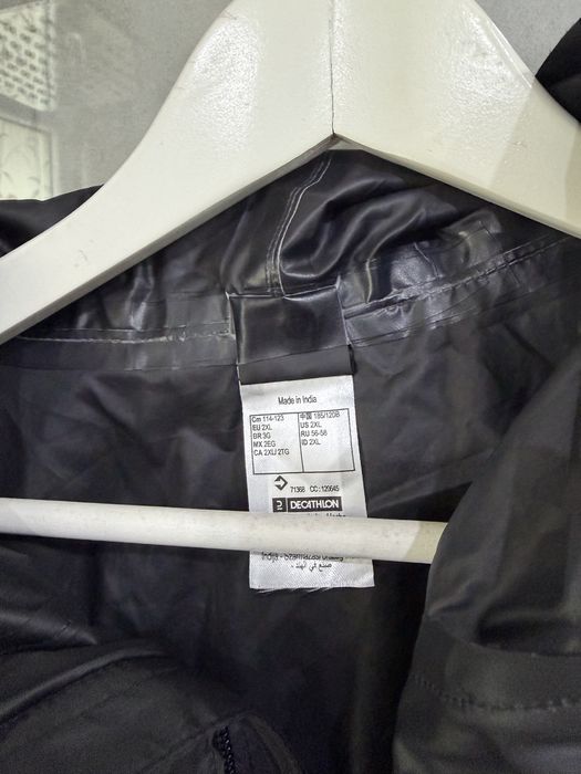 Kurtka wiatrówka Quechua rozmiar XXL.