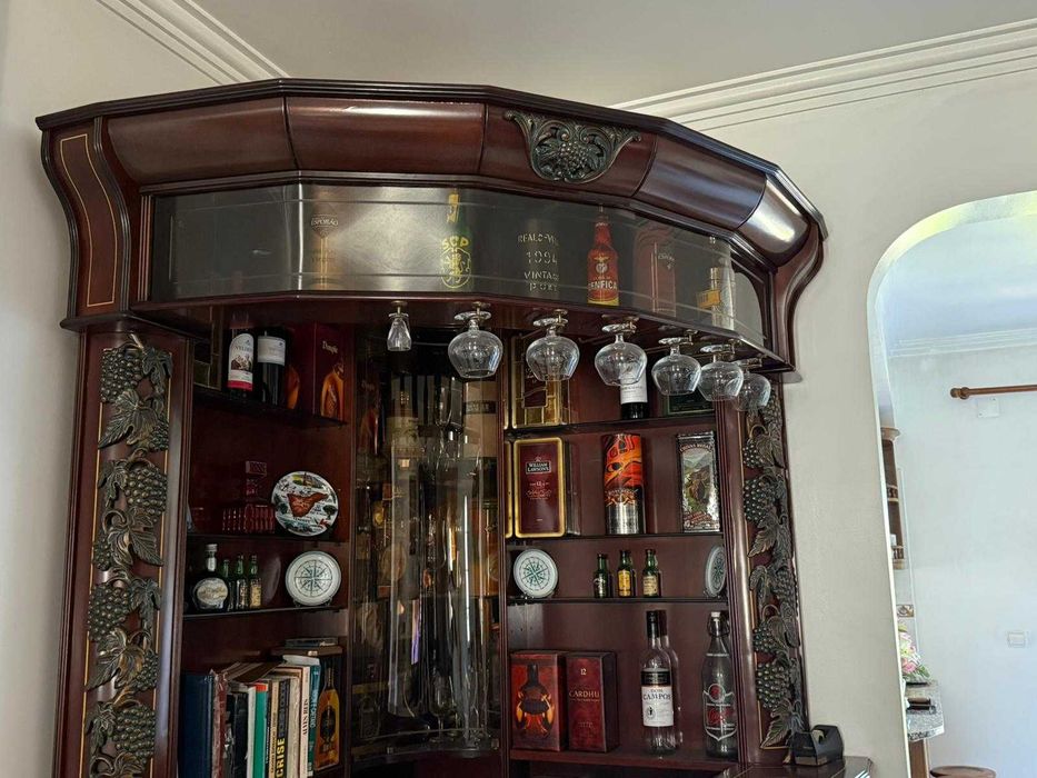 Bar de sala em muito bom estado
