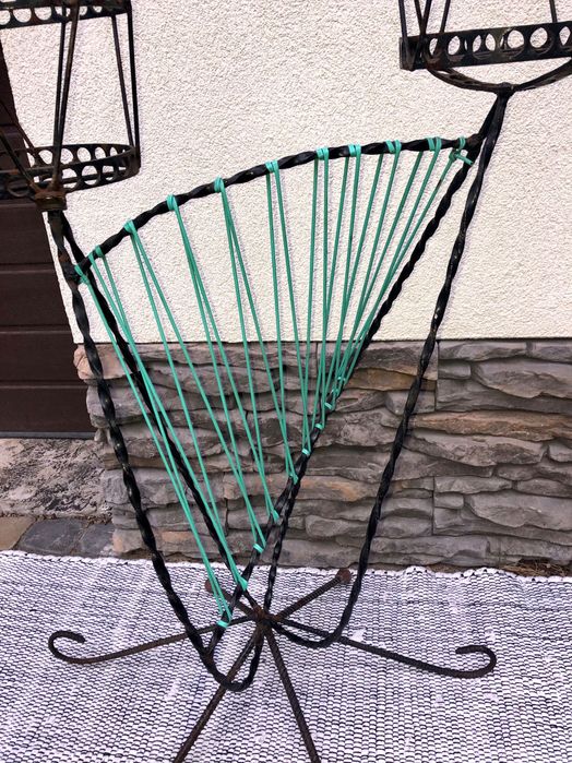 Stary metalowy kwietnik