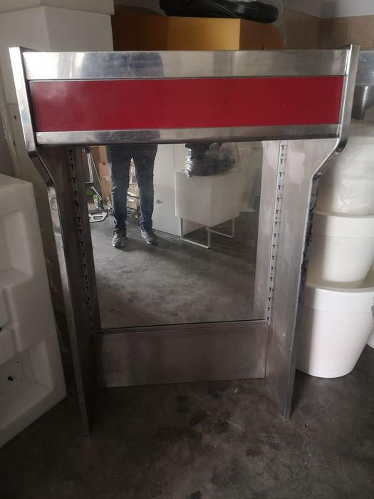 Estante em inox de bar ou restaurante