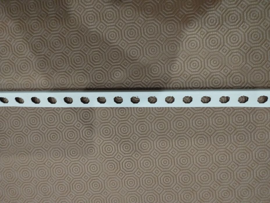 Cantos em PVC perfurados