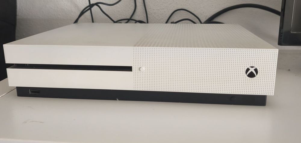 Xbox s + 6 jogos e 2 comandos