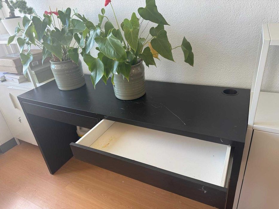 Secretária IKEA madeira preta  (pagamentos a dinheiro)
