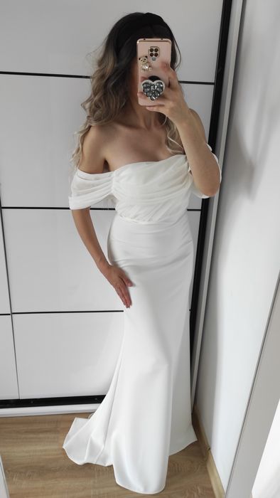 Suknia ślubna, okolicznościowa z dłuższym trenem