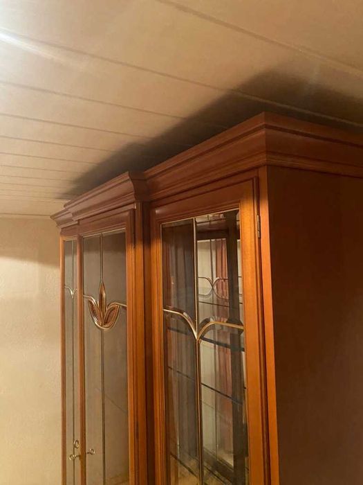 Witryna orzechowa w stylu włoskim meble z Niemiec