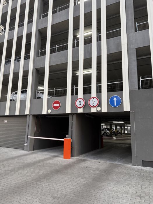 Оренда паркомісця Варшавський 3, вул. Змієнка 32