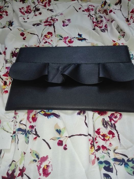 Elegancka czarna kopertowka nowa