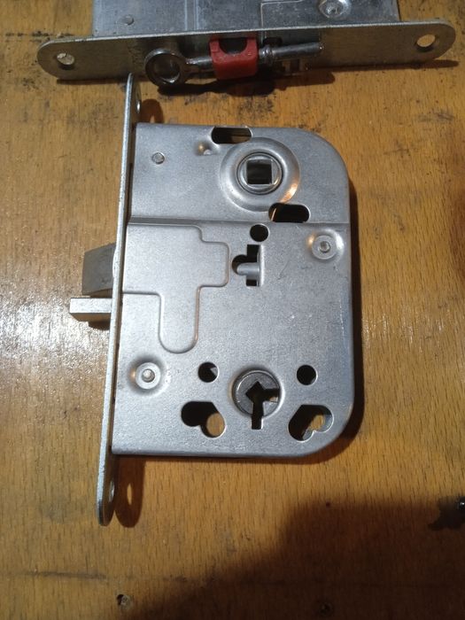 Замки для міжкімнатних дверей.