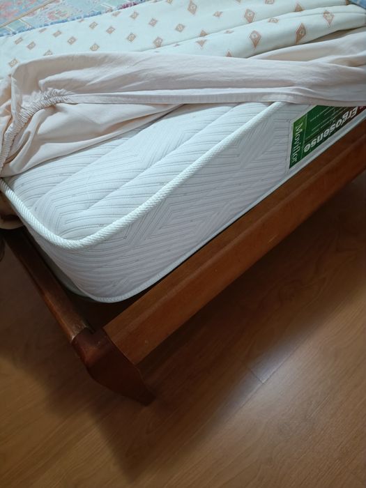Cama Solteiro/Corpo e Meio em bom estrado e colchão Ortopédico