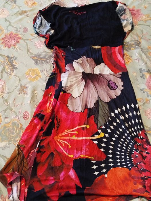 Czarna sukienka w czerwone kwiaty Ołówkowa Desigual M 38