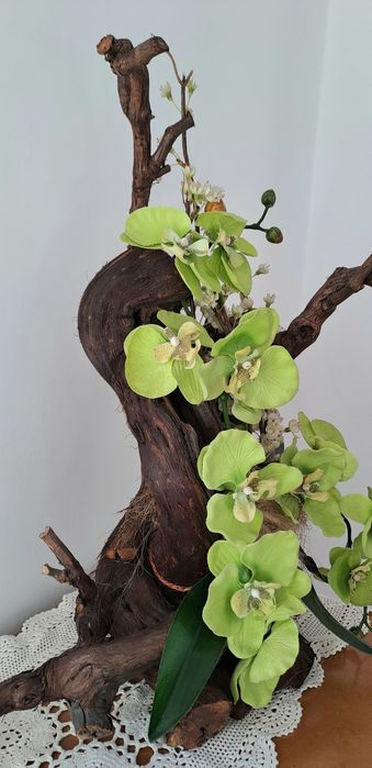 Arranjo floral, com orquídeas em tecido e troncos madeira , 50cm altur