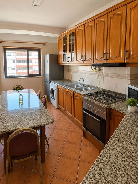 Quarto Grande Mobilhado para Casal (ou 2 Pessoas) em Casa Partilhada.