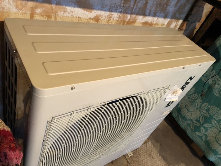 Кондиціонер Zanussi підлогово-стельвого типу.