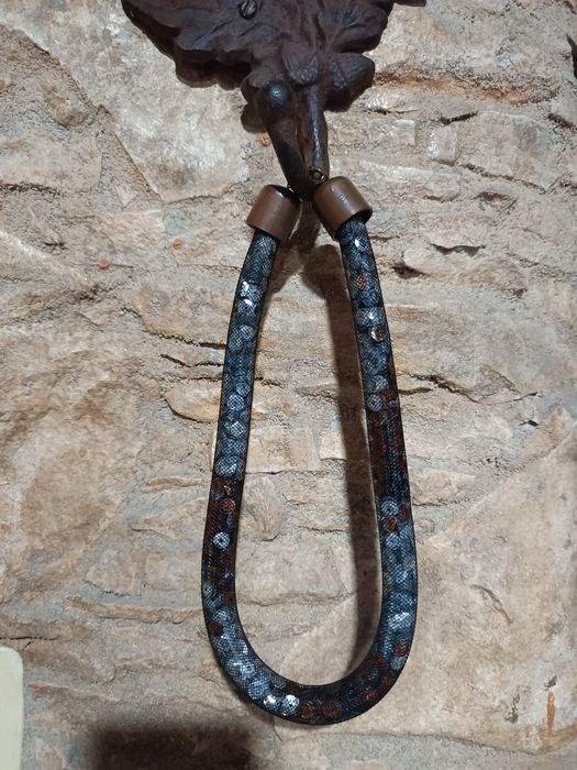 Original colar, rede ,com lantejoulas.