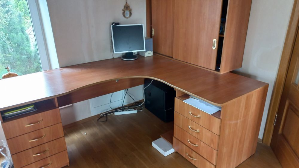 Рабочее место для офис-менеджера. Размеры высота 75, длина 2000*1650 м