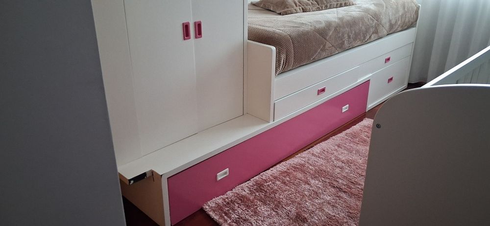 Cama com roupeiro- criança