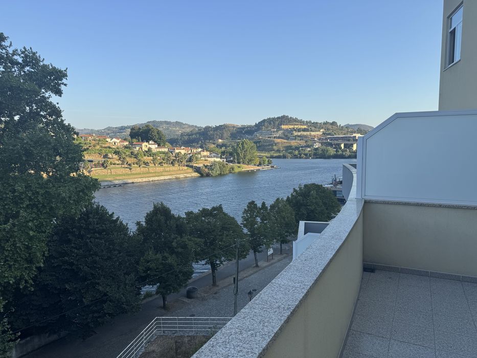 Apartamento T2+1 com varanda e vistas privilegiadas para o Tâmega e Douro