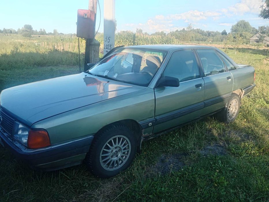Автомобіль Audi 100