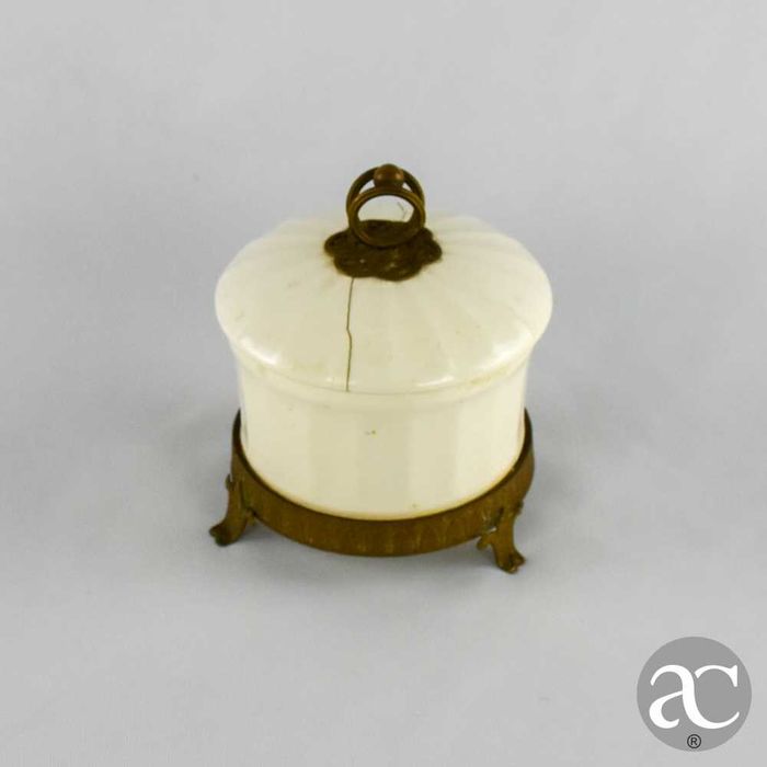 Caixa em porcelana e metal dourado, de finais do século XIX/início do XX